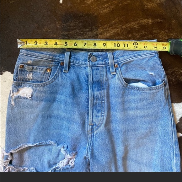 Distressed Levi Jeans - Picture 2 of 2